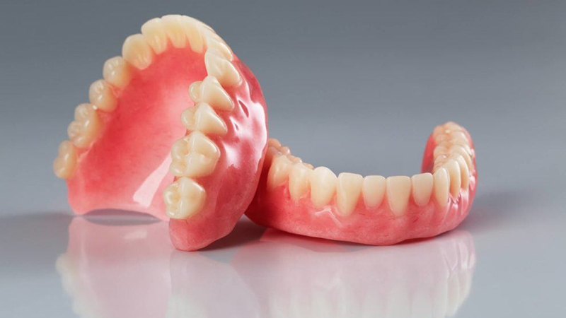 أطقم الأسنان الكاملة - مركز سكن اند تيث الطبي